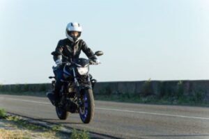 バイクで走る人