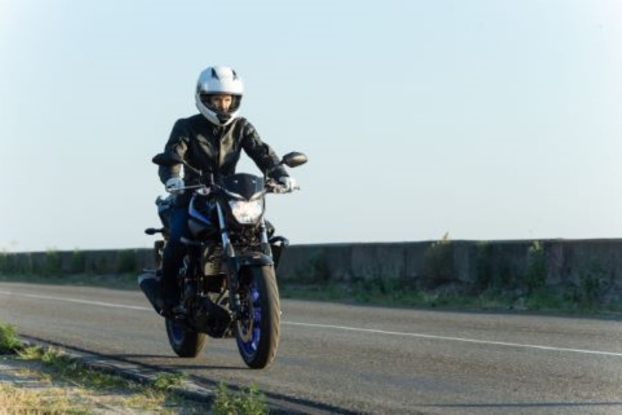 バイクで走る人